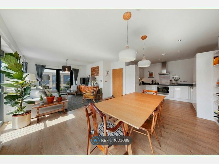 3 Bedroom Flat To Rent In Akerman Road, London, SW9