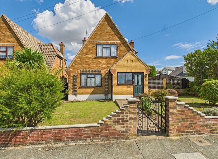 3 Bedroom Chalet For Sale In Lampits Hill, Corringham, SS17