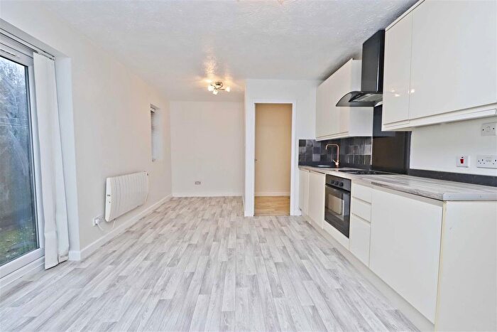 1 Bedroom Studio For Sale In Betjeman Court, Bentinck Road, Yiewsley, West Drayton, UB7