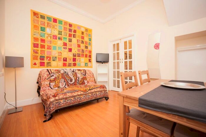 2 Bedroom Flat To Rent In Hammersmith Road, London, W14
