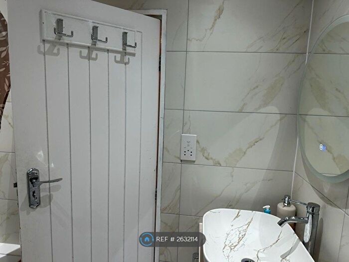 4 Bedroom Semi-detached House To Rent In Parry Green North, Slough, SL3