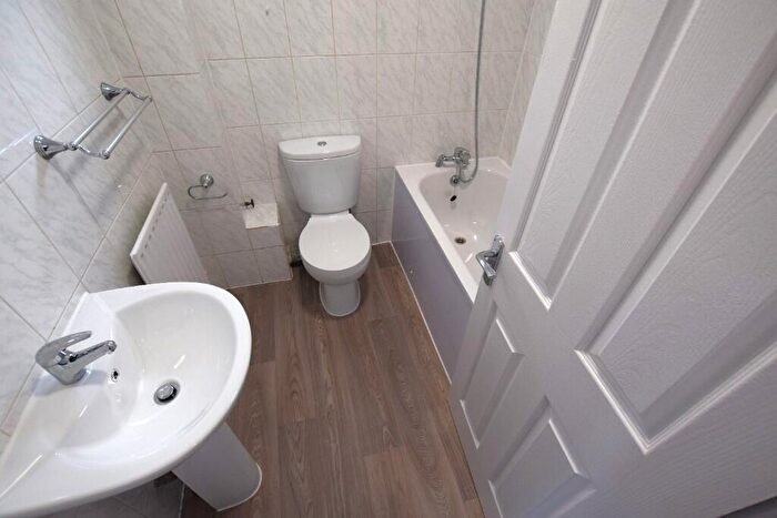 3 Bedroom Flat To Rent In Claremont Gardens, Ilford, London, IG3