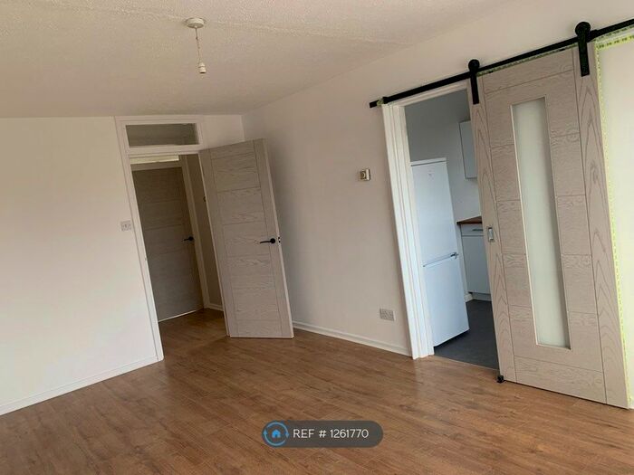 2 Bedroom Flat To Rent In Buryholme, Broxbourne, EN10