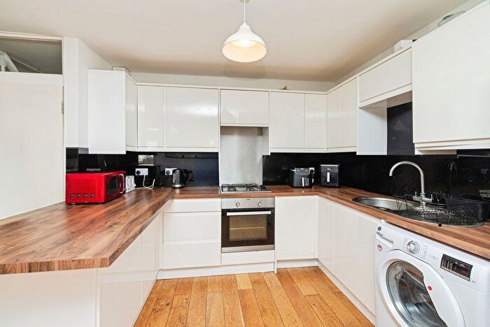 4 Bedroom Flat For Sale In Cedars Road, London, SW4
