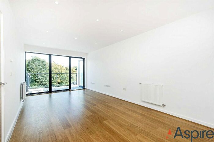2 Bedroom Flat To Rent In Boundaries Road, London, SW12