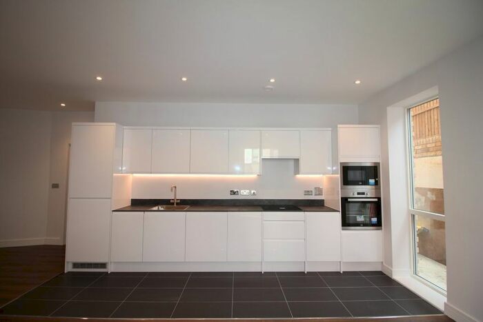 2 Bedroom Flat To Rent In Aldenham Road, Bushey, WD19