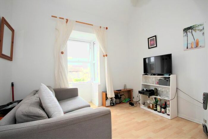 1 Bedroom Flat To Rent In Colburn Crescent, Guildford, GU4