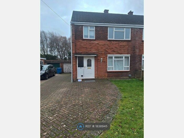 3 Bedroom Semi-Detached House To Rent In Whittle Crescent, Farnborough, GU14