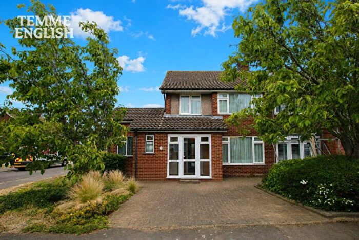 3 Bedroom Semi-Detached House For Sale In Warburtons, Stanford-Le-Hope, SS17