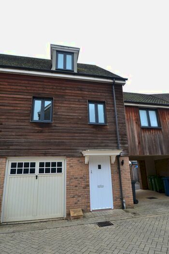 3 Bedroom Town House To Rent In Rosehip Road, Orchard Park, Cambridge, CB4