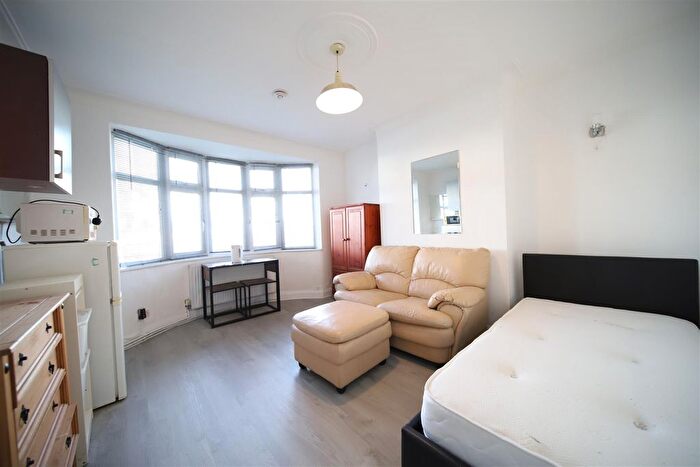 Studio To Rent In Osidge Lane, London, N14