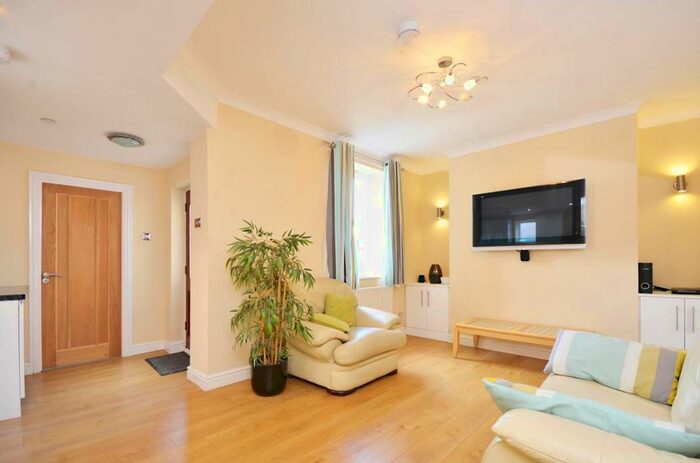 2 Bedroom Flat To Rent In Sydenham Road, Guildford, GU1