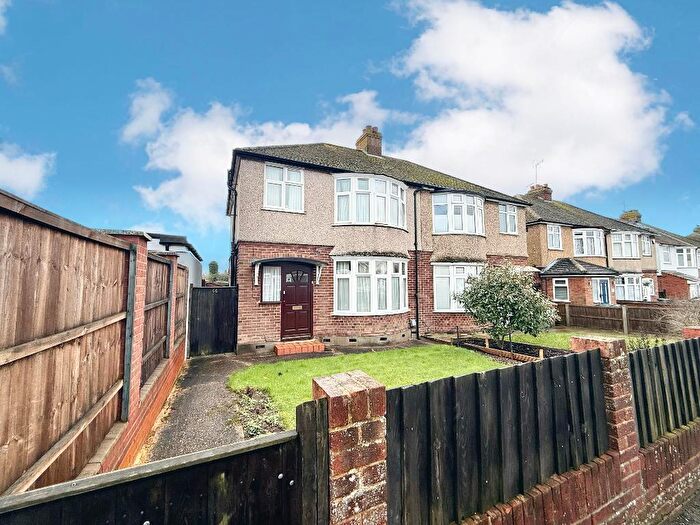 3 Bedroom Semi Detached House For Sale In Warden Hill Road, Warden Hills, Luton, Bedfordshire, LU2