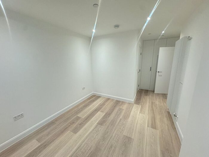 2 Bedroom Flat To Rent In Eden Place, London, E16