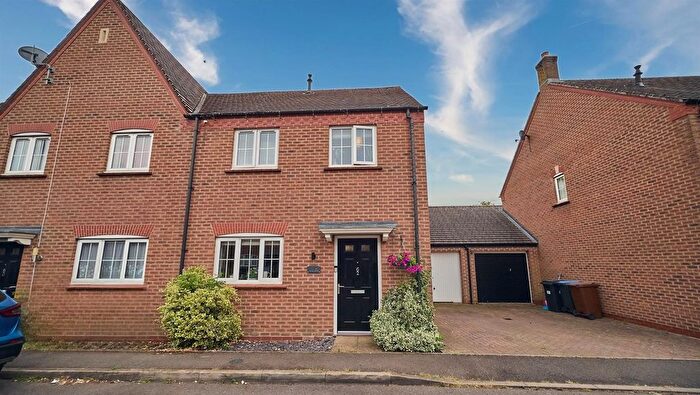 3 Bedroom Semi-Detached House For Sale In Greyhound Croft, Hinckley, LE10