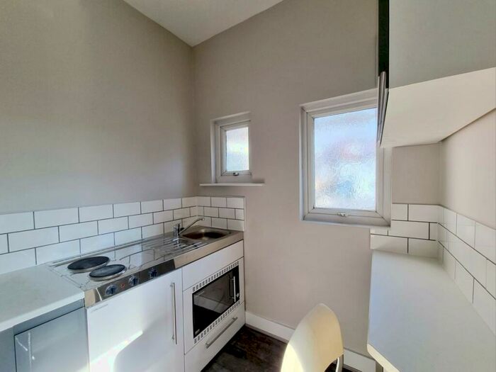 Flat To Rent In Hampden Road, Turnpike Lane, N8