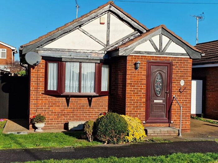 1 Bedroom Bungalow For Sale In Urmond Road, Canvey Island, SS8
