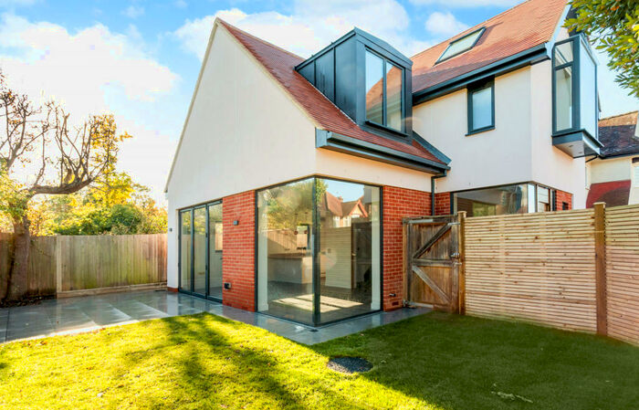 2 Bedroom Terraced House To Rent In Selwyn Road, Surrey, KT3