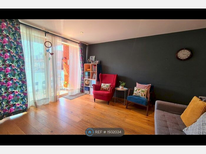 2 Bedroom Flat To Rent In Westholme Garden, Ruislip Manor, Hillingdon, HA4