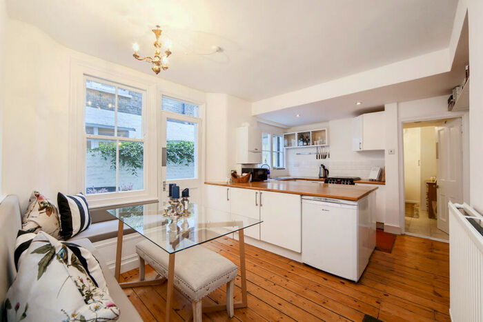 2 Bedroom Flat To Rent In Winders Road, London, SW11