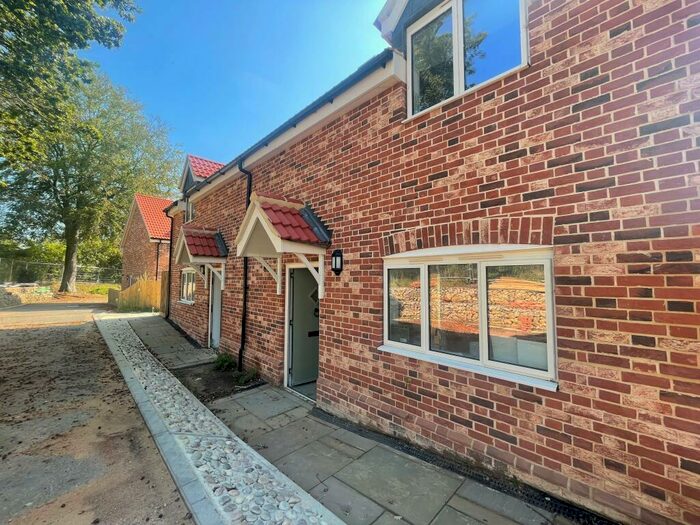 4 Bedroom Semi-Detached House To Rent In Iris Close, Halesworth, IP19