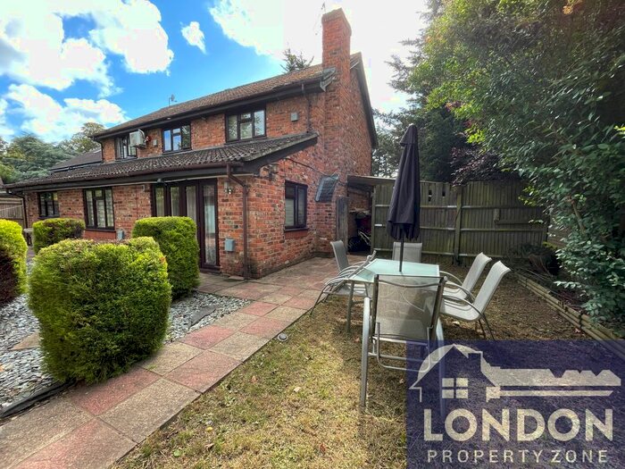 Studio To Rent In Ashley Drive, Isleworth, TW7