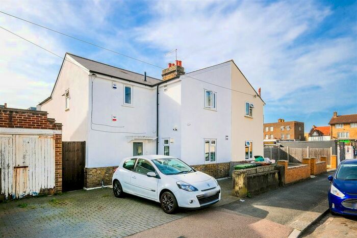 1 Bedroom Flat To Rent In Templeton Avenue, Chingford, E4