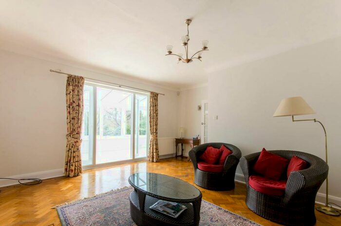 3 Bedroom Detached House To Rent In Manor Drive, Whetstone, London, N20