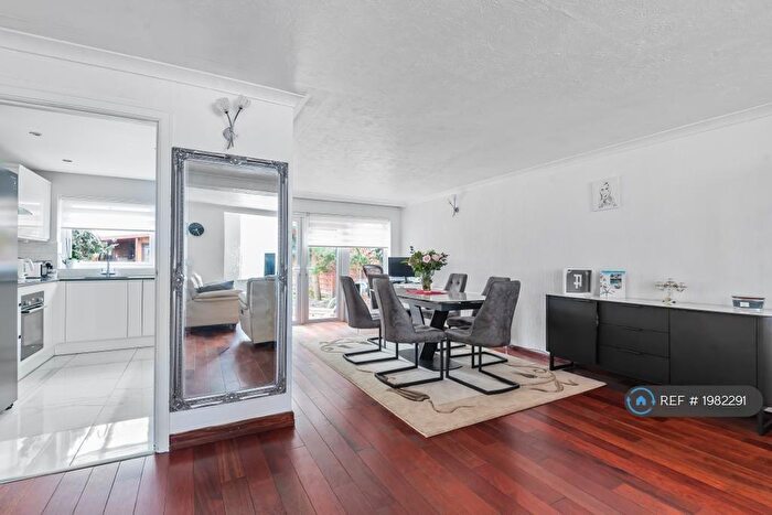 3 Bedroom End Of Terrace House To Rent In Richards Avenue, Romford, RM7