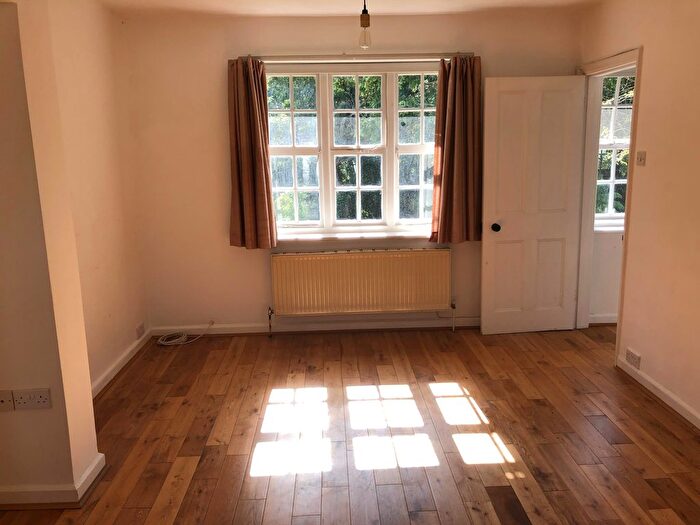 2 Bedroom Semi-Detached House To Rent In Hogarth Hill, London, NW11