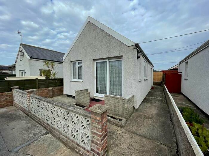 2 Bedroom Detached Bungalow To Rent In Buick Avenue, Jaywick, Clacton-on-sea, CO15
