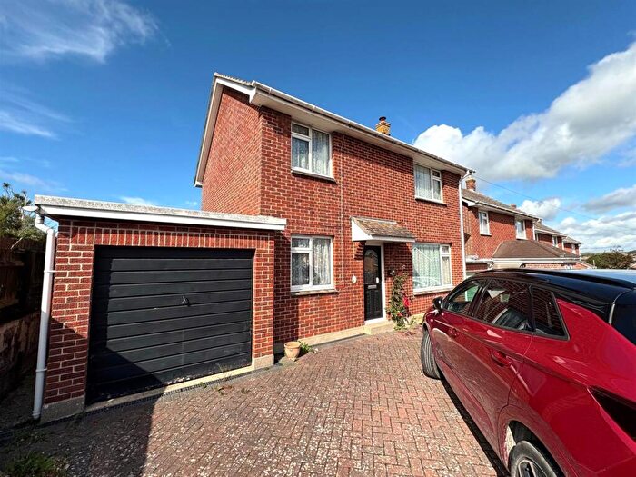 3 Bedroom Detached House For Sale In Goldcroft Road, Weymouth, DT4