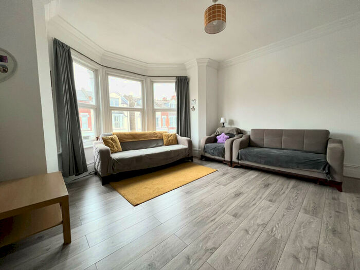 4 Bedroom Flat To Rent In Park Avenue, Palmers Green, N13