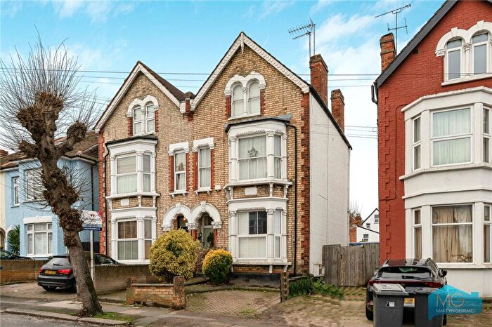 2 Bedroom Apartment For Sale In Beaconsfield Road, London, N11