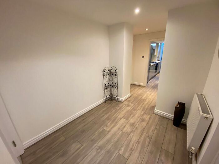 2 Bedroom Apartment To Rent In Kirkstall Lane, Leeds, LS6