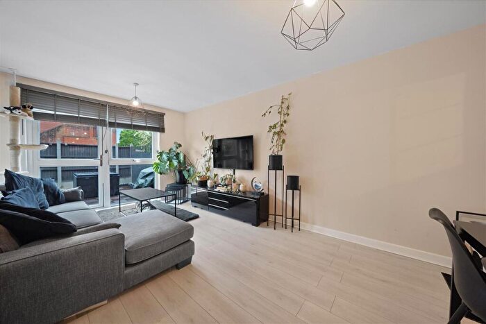 2 Bedroom Flat For Sale In Burnt Ash Hill, London, SE12
