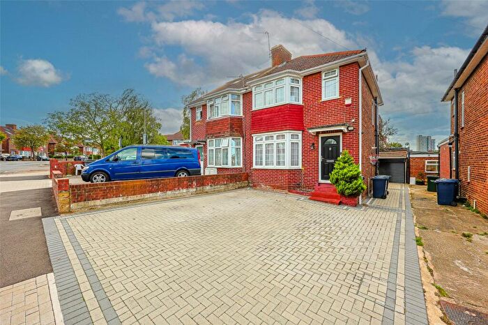 3 Bedroom Semi-Detached House For Sale In Sheaveshill Avenue, Colindale, NW9