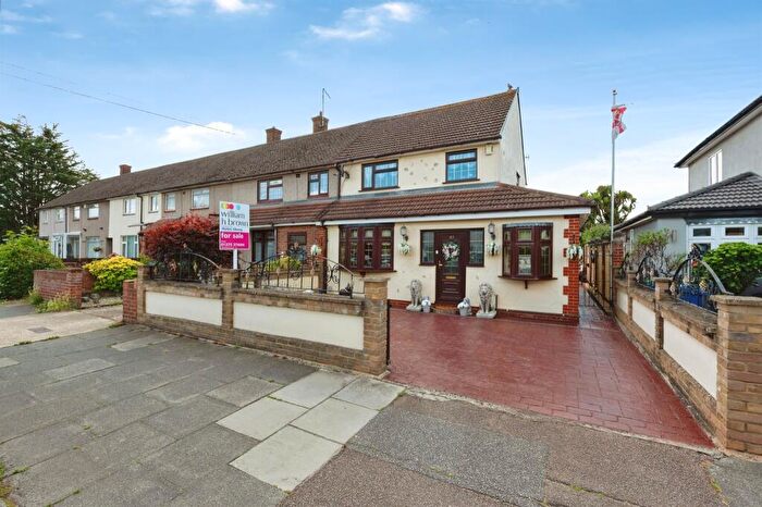 4 Bedroom End Of Terrace House For Sale In Foyle Drive, South Ockendon, RM15