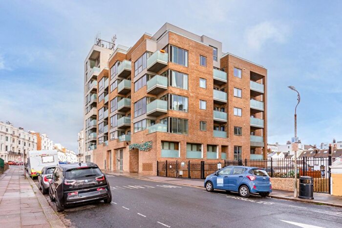 2 Bedroom Flat For Sale In Kingsway, Hove, BN3