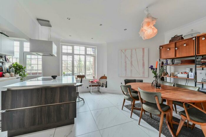 3 Bedroom Flat To Rent In Southwood Lane, Highgate, London, N6