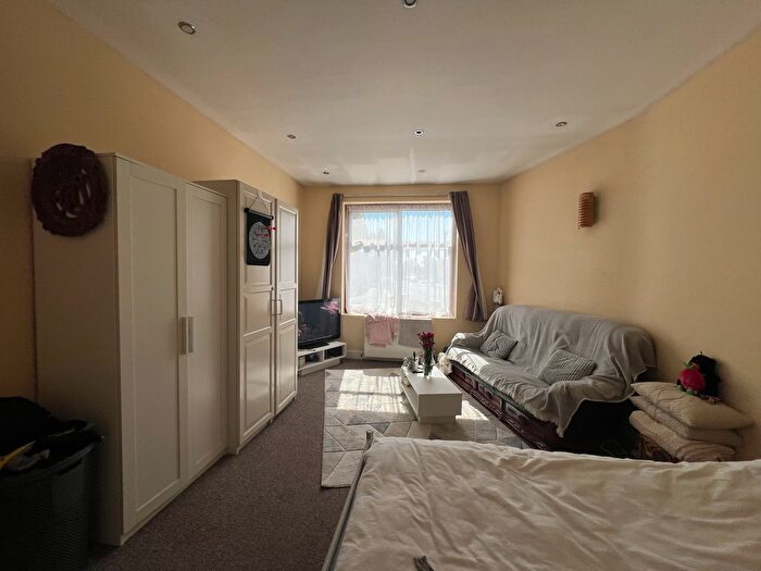 Studio To Rent In Ellesmere Gardens, Redbridge, IG4
