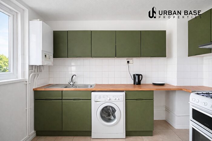 4 Bedroom Maisonette For Sale In Stepney Green, London, E1