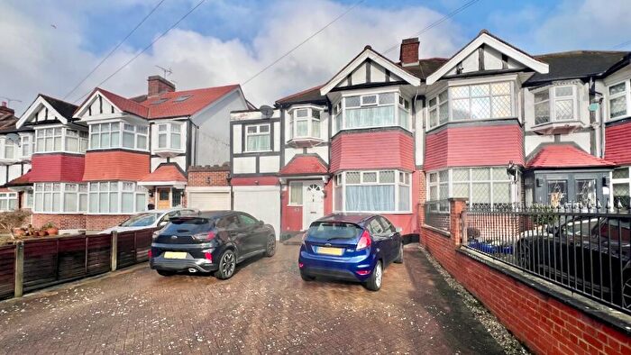 4 Bedroom Semi Detached House For Sale In Colvin Gardens, Chingford, E4