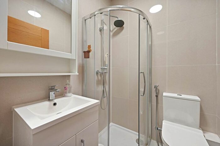 2 Bedroom Flat To Rent In Pavilion Terrace, London, W12