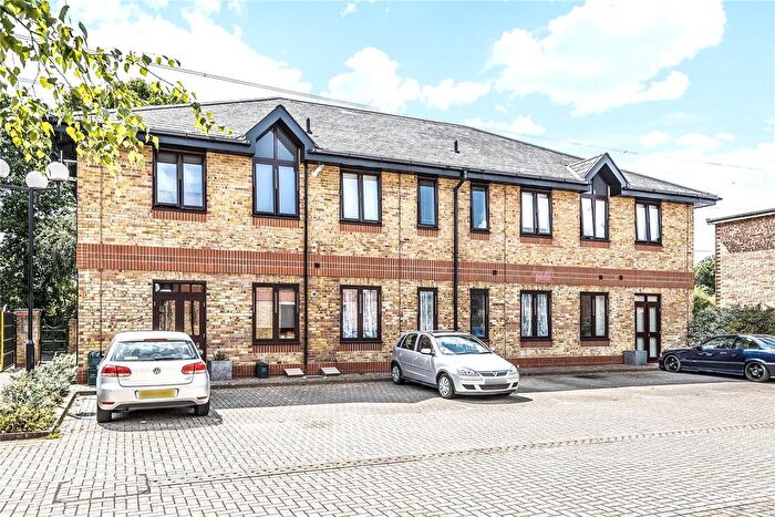 1 Bedroom Flat For Sale In Hanworth Lane, Chertsey, Surrey, KT16