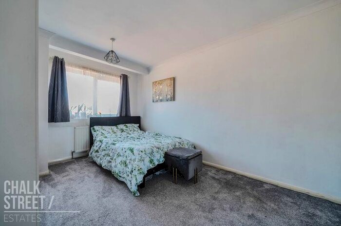 2 Bedroom Semi-Detached Bungalow For Sale In Arterial Avenue, Rainham, RM13