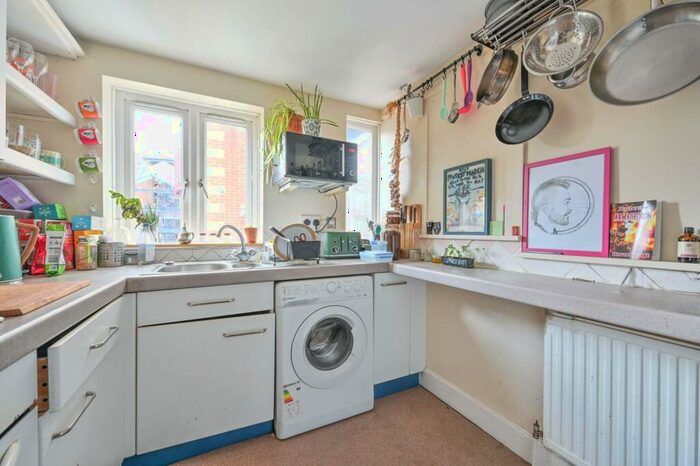 2 Bedroom Flat To Rent In Hopewell Yard, Camberwell, London, SE5