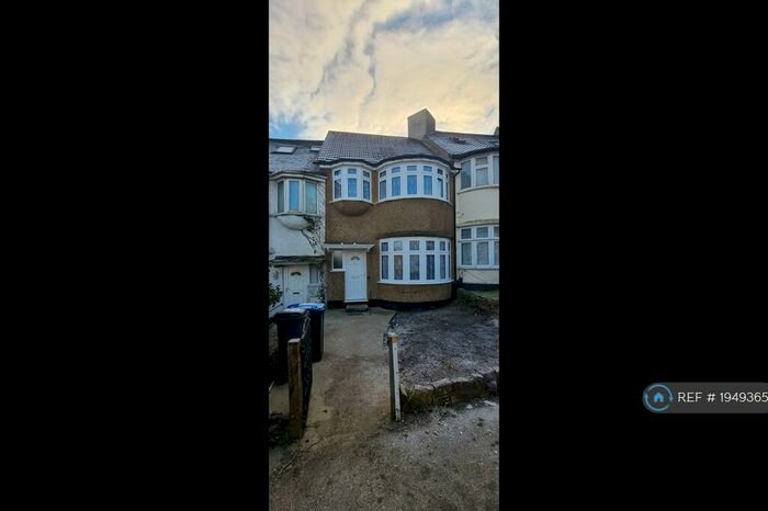 4 Bedroom Terraced House To Rent In Wakemans Hill Avenue, London, NW9