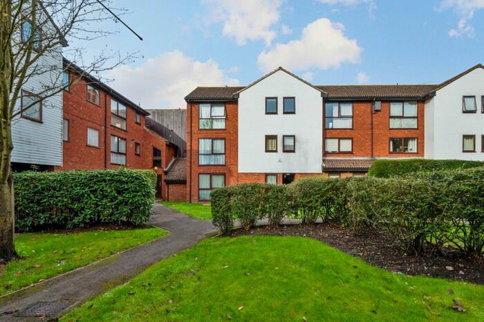 1 Bedroom Flat To Rent In Claremont, Shepperton, TW17