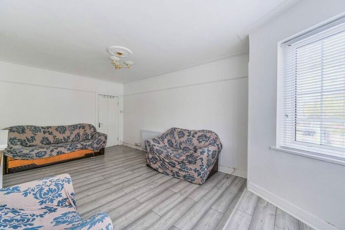 3 Bedroom Flat To Rent In Crown Point Flats, Beulah Hill, London, Crystal Palace, London, SE19